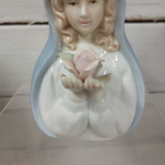 Vintage Porcelain Virgin Mary Ceramic Figurine With Flower Embellishment - Picture 3 of 9
